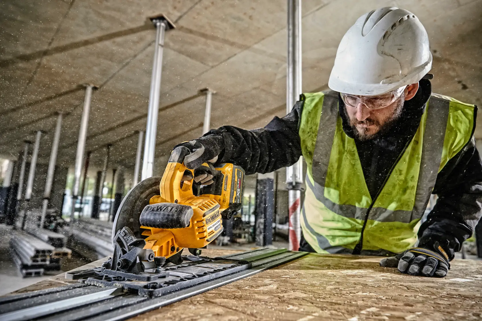 DEWALT® 54V XR® FLEXVOLT® 190 mm-es sínnel kompatibilis körfűrész - 2 x 9Ah
