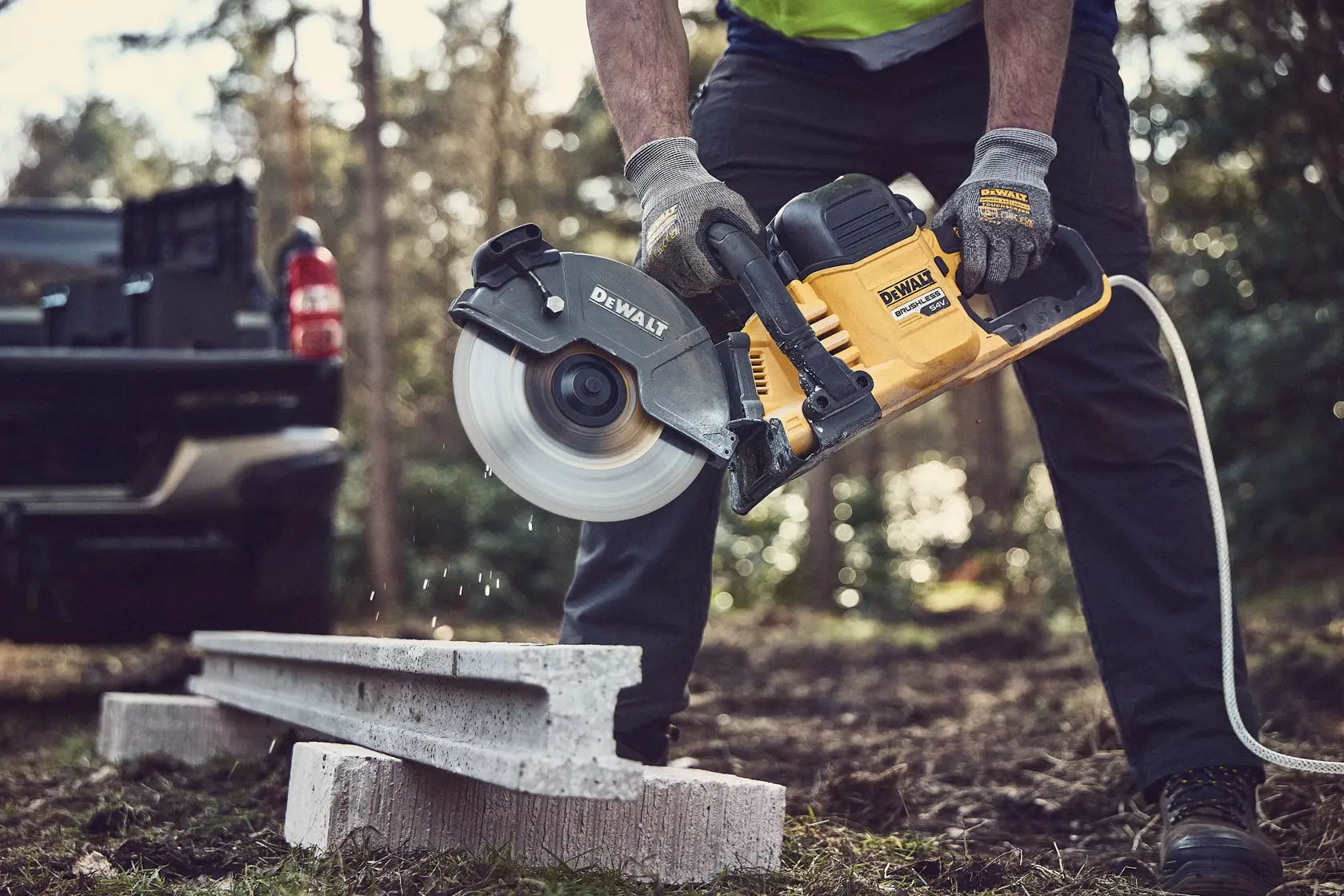 DEWALT® 54V XR® FLEXVOLT® 230 mm-es vágófűrész