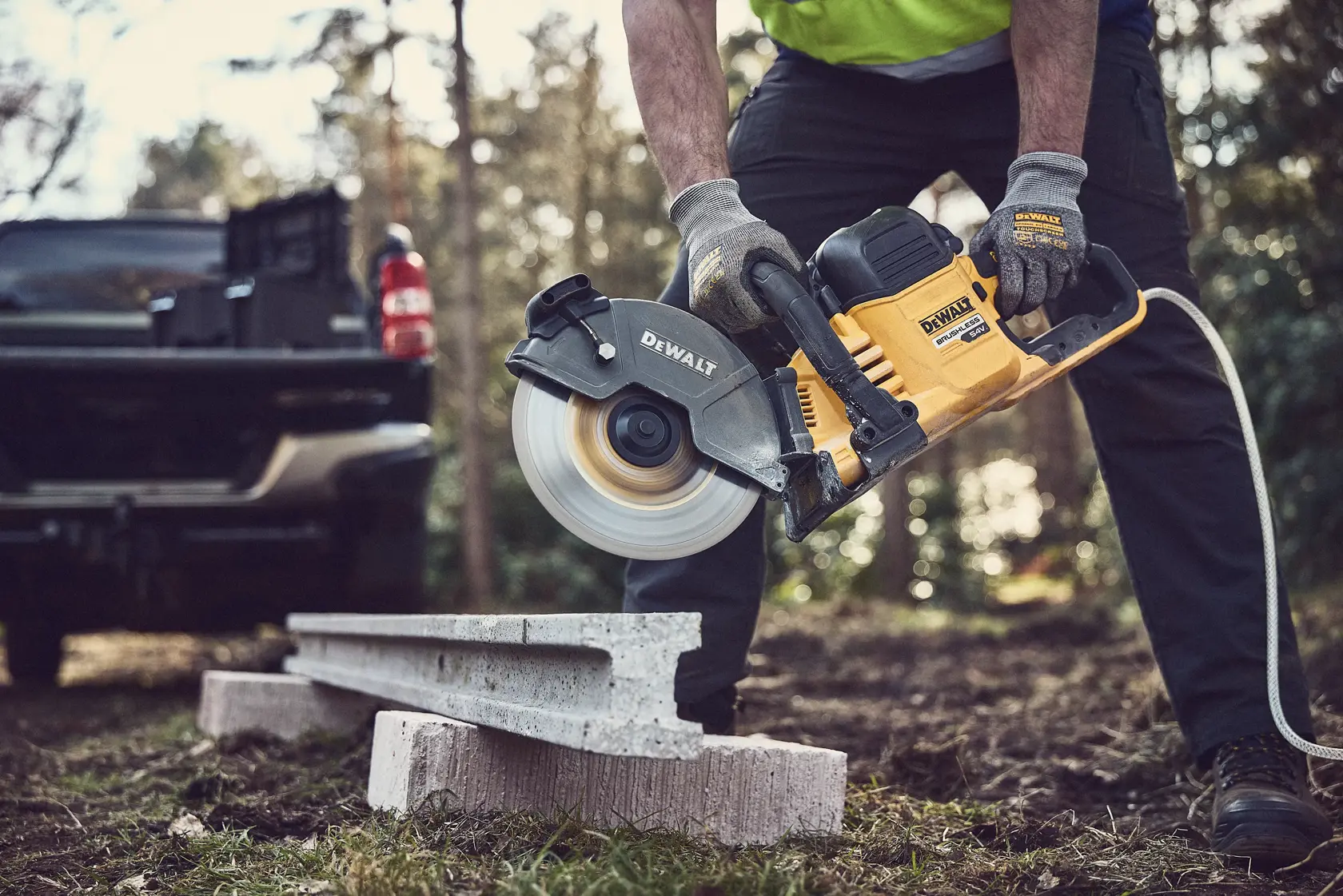DEWALT® 54V XR® FLEXVOLT® 230 mm-es vágófűrész
