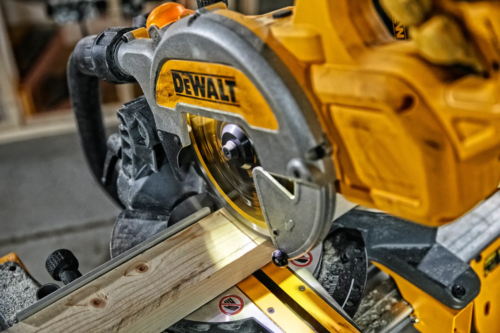 54V FLEXVOLT 216 mm Gérfűrész 2 akkumulátorral