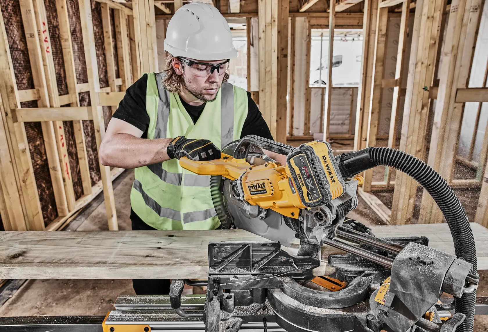 Grafik mit DEWALT XTREME Sub-Compact Series Branding und dem Slogan 'Kompakt und leistungsstark' auf gelbem Hintergrund.