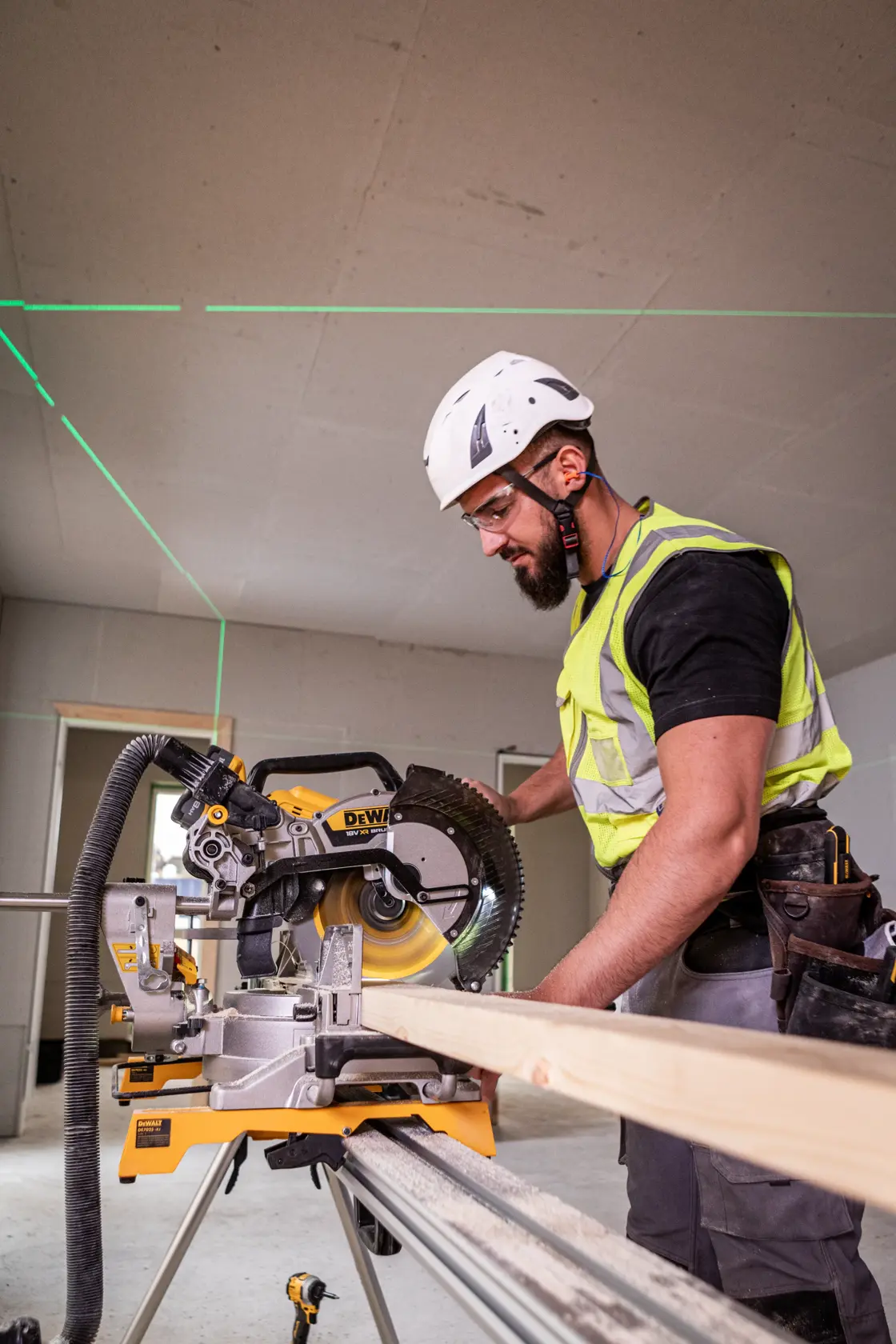 DEWALT® 18 V-os XR® 305 mm-es gérvágó fűrész (csak szerszám)