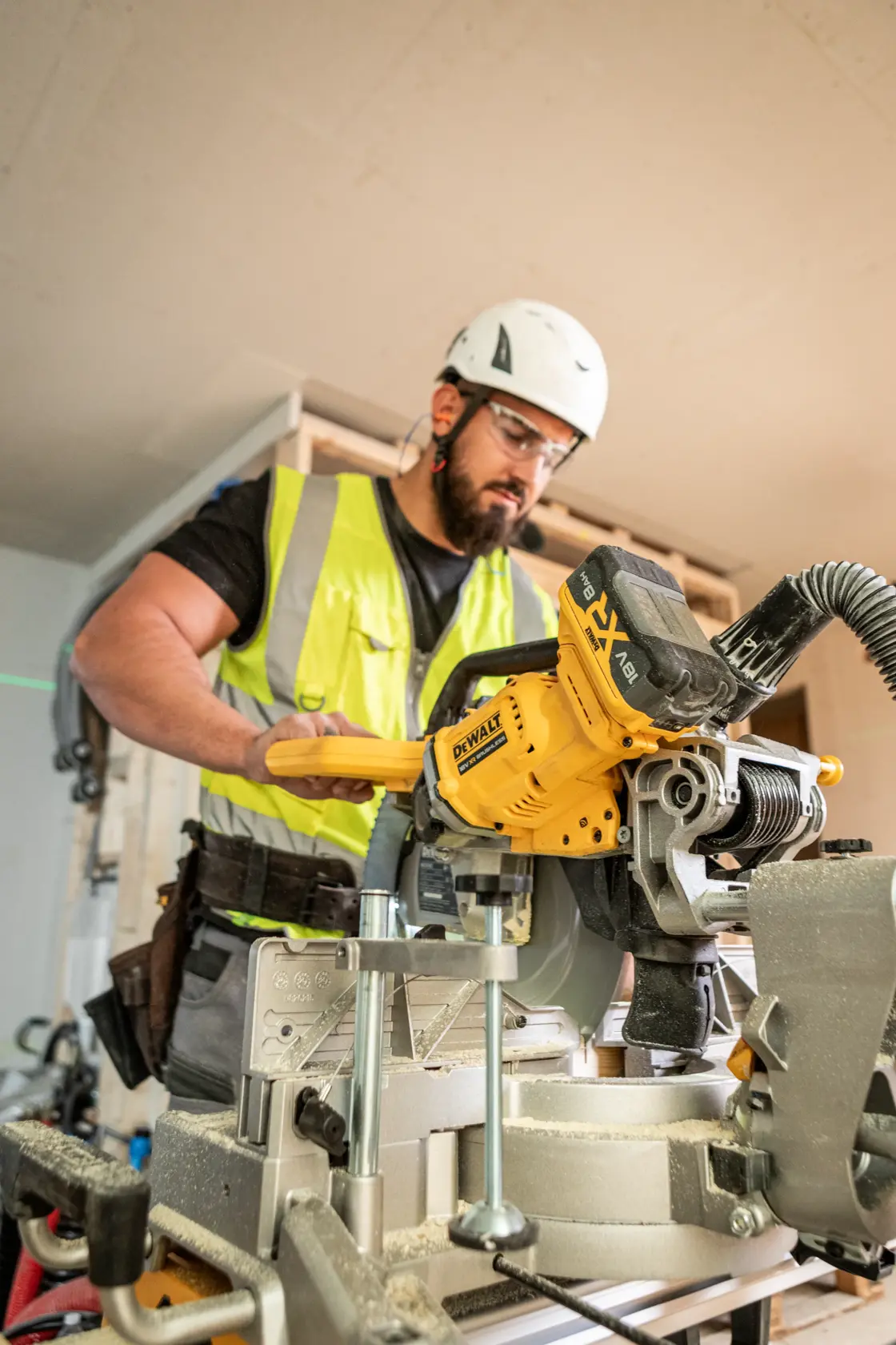 DEWALT® 18 V-os XR® 305 mm-es gérvágó fűrész (csak szerszám)