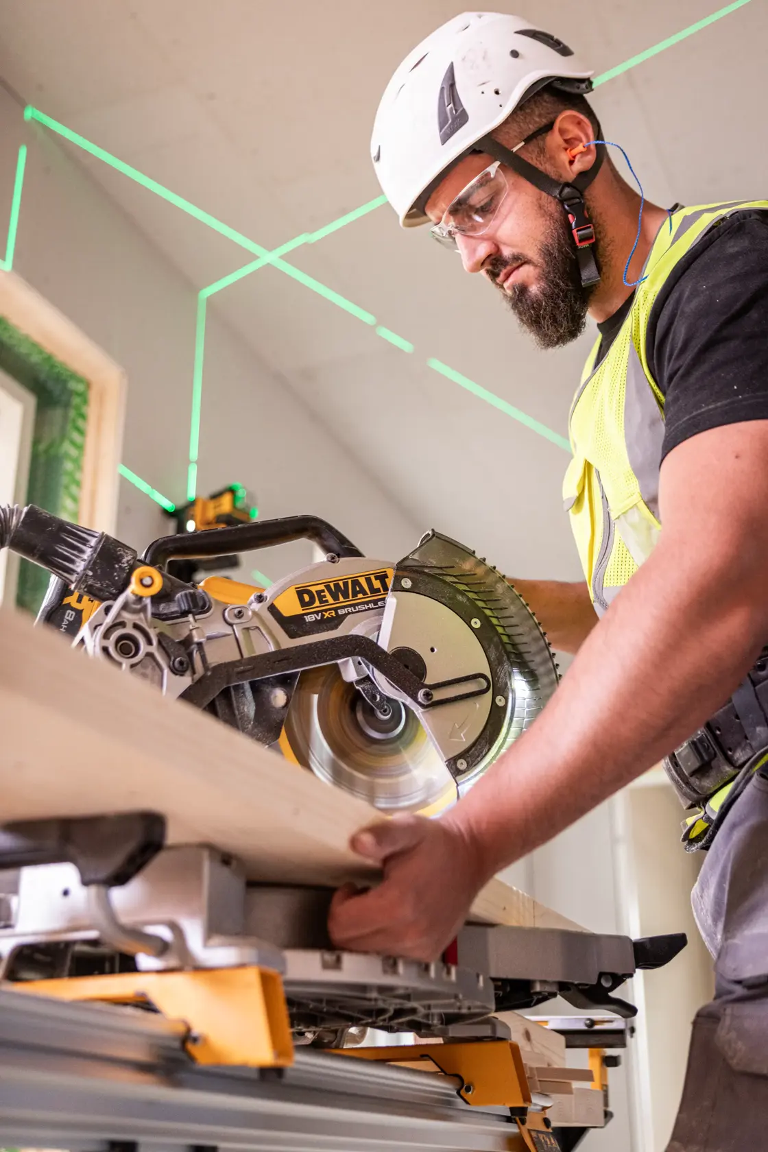DEWALT® 18 V-os XR® 305 mm-es gérvágó fűrész (csak szerszám)
