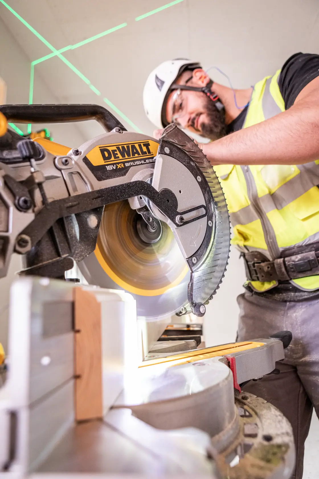 DEWALT® 18 V-os XR® 305 mm-es gérvágó fűrész (csak szerszám)