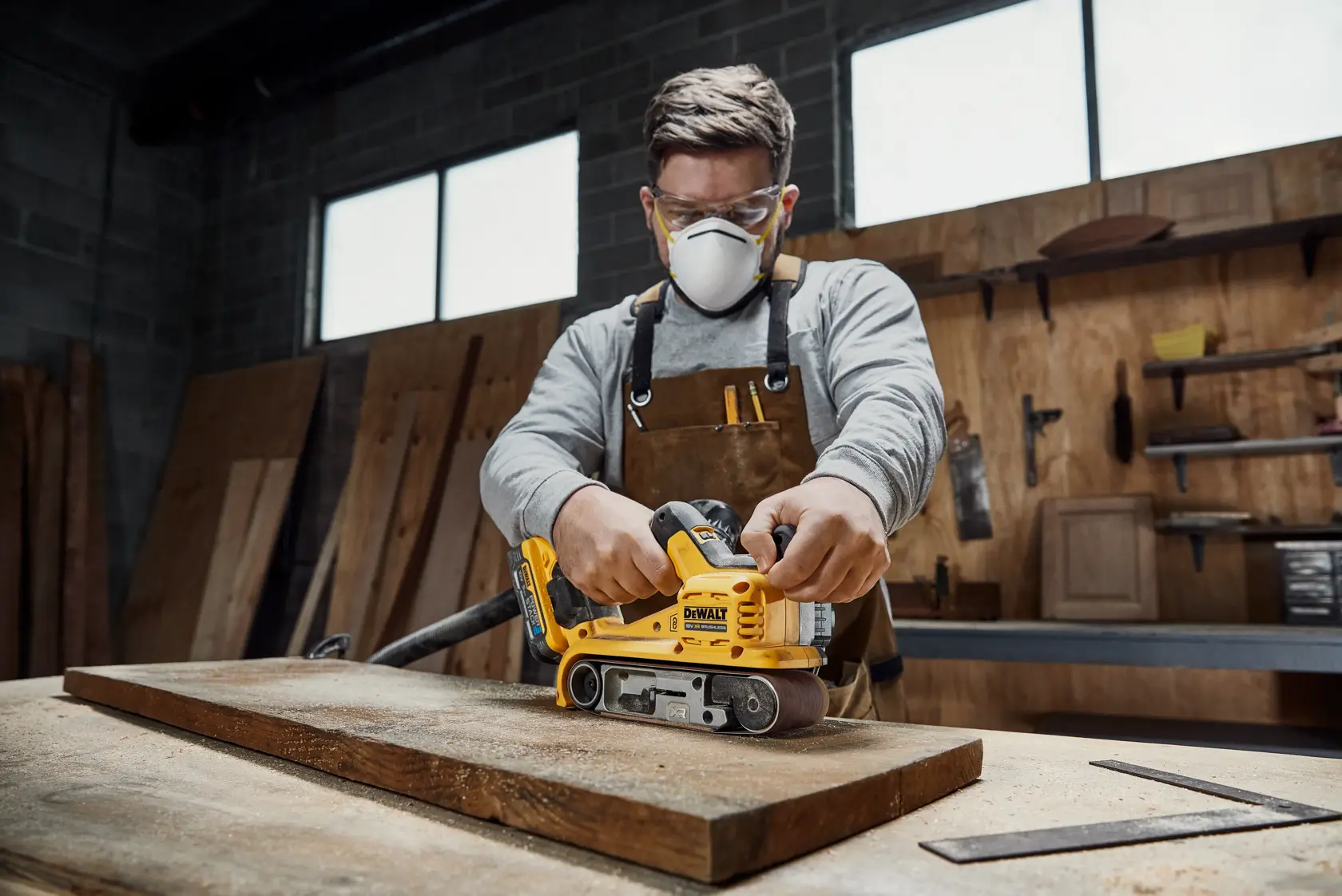 DEWALT® 18 V-os XR® szénkefe nélküli szalagcsiszoló (csak szerszám)