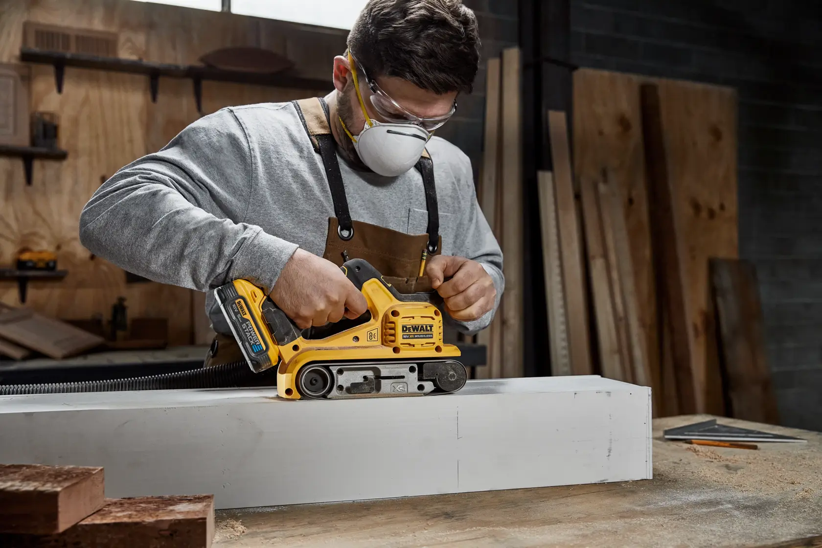 DEWALT® 18 V-os XR® szénkefe nélküli szalagcsiszoló (csak szerszám)