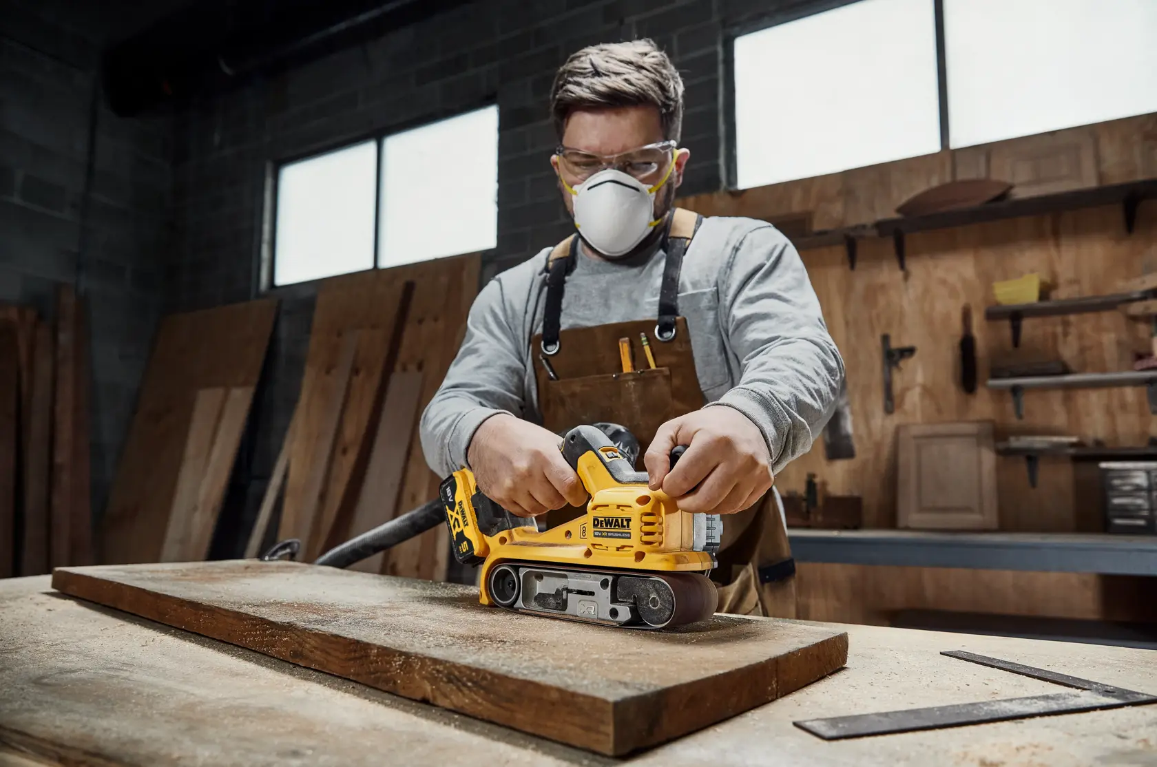 DEWALT® 18 V-os XR® szénkefe nélküli szalagcsiszoló - 2 x 5 Ah