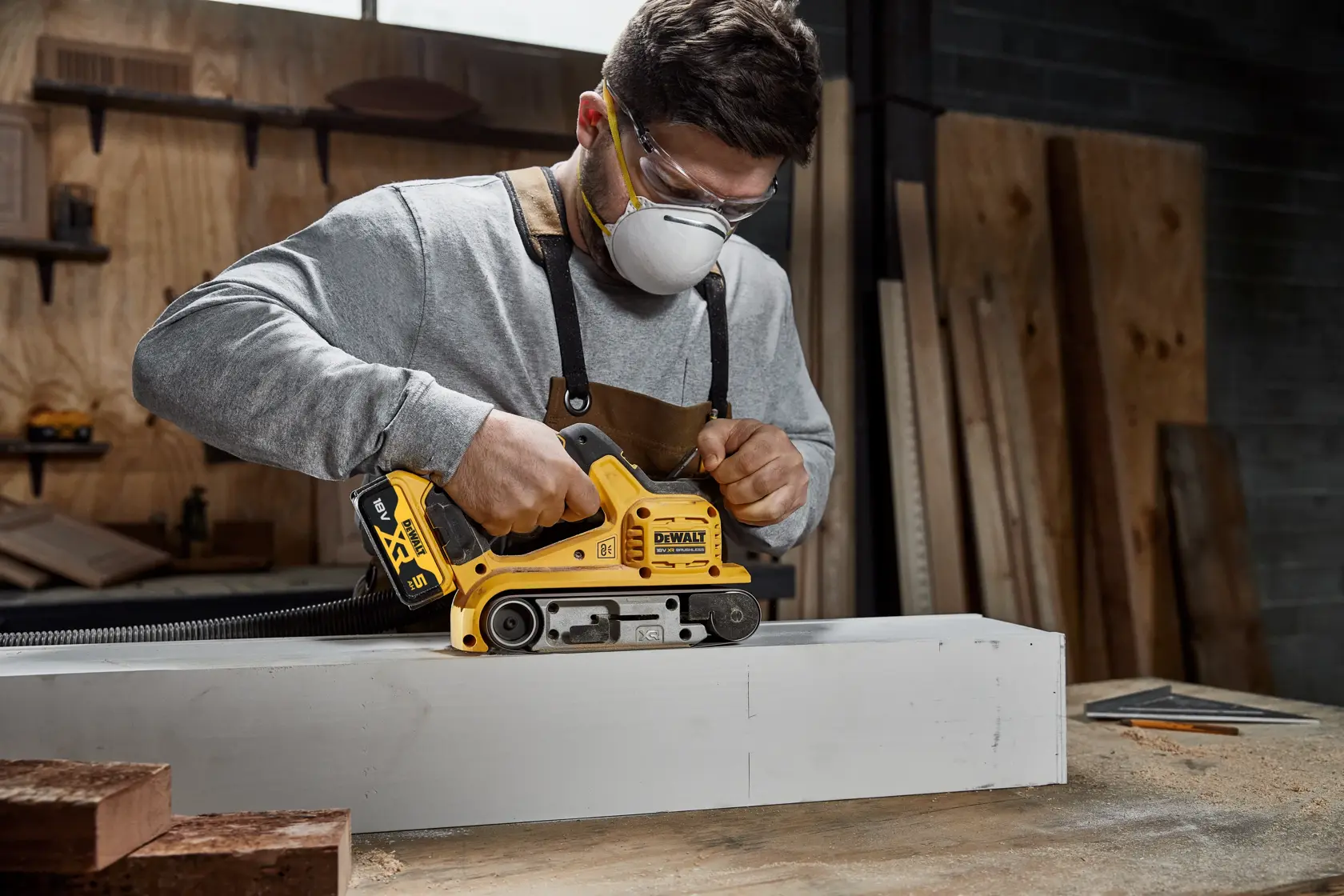 DEWALT® 18 V-os XR® szénkefe nélküli szalagcsiszoló - 2 x 5 Ah