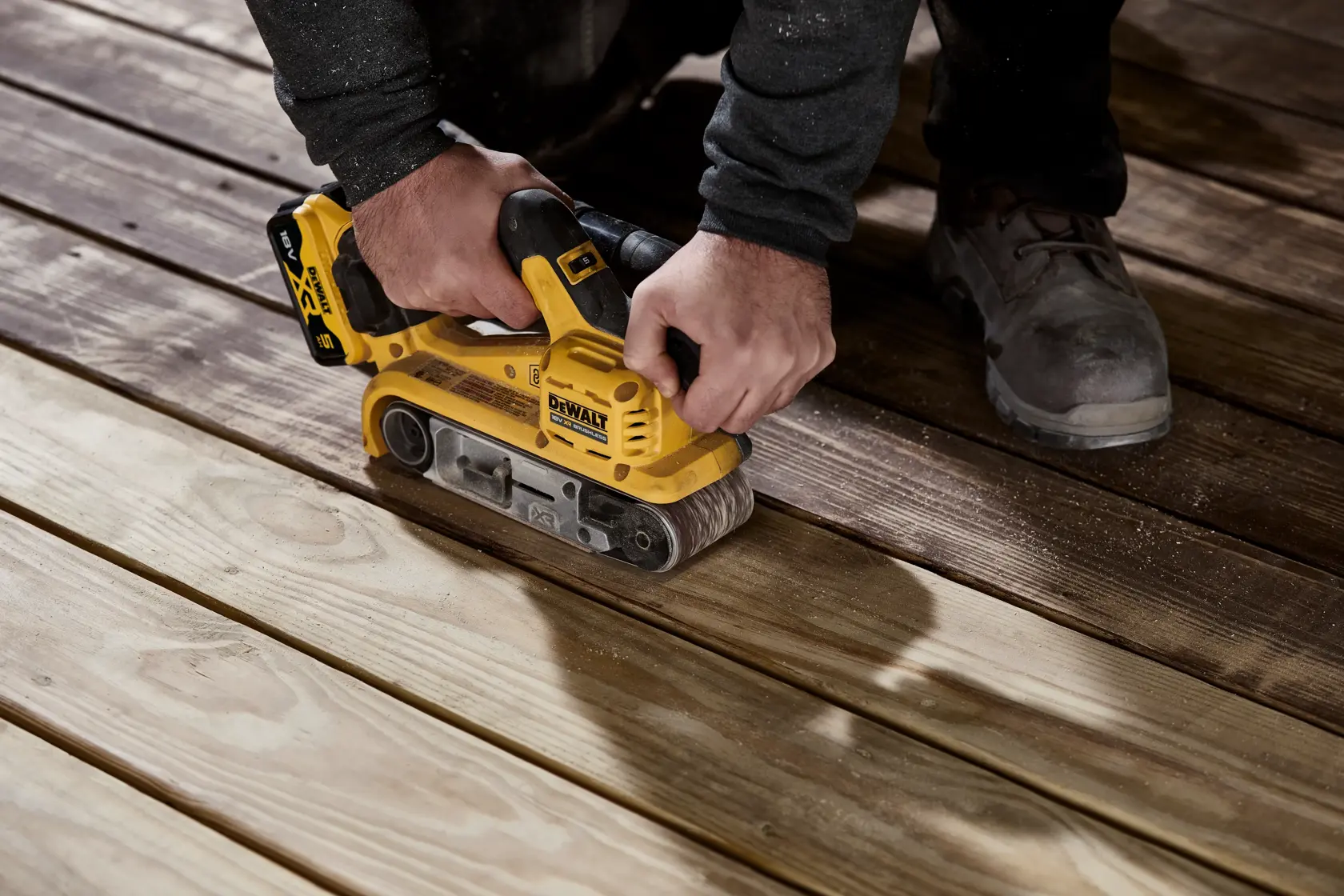 DEWALT® 18 V-os XR® szénkefe nélküli szalagcsiszoló - 2 x 5 Ah