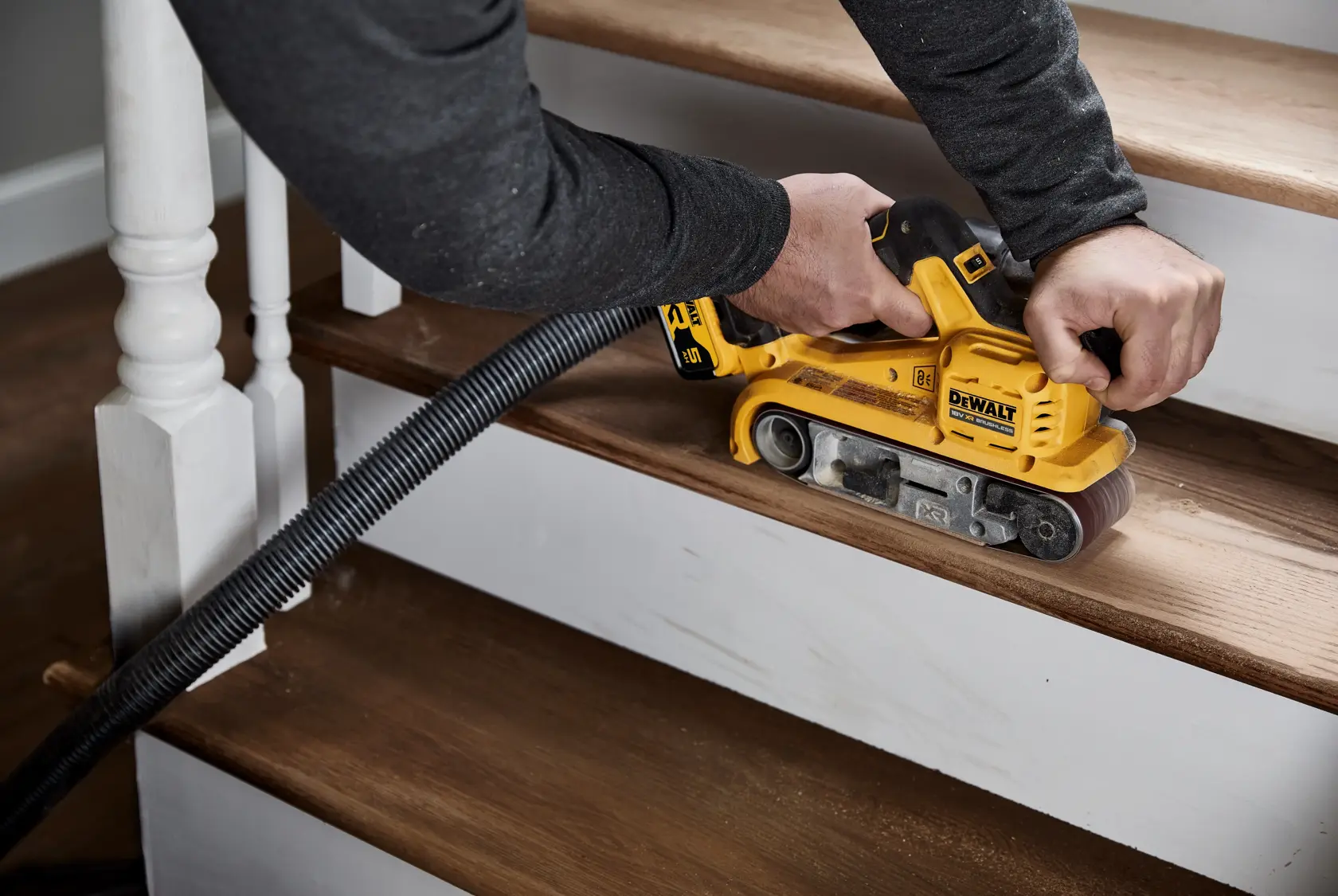 DEWALT® 18 V-os XR® szénkefe nélküli szalagcsiszoló - 2 x 5 Ah