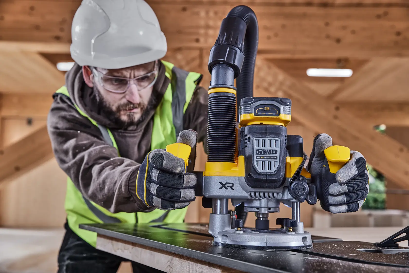 18V XR szénkefe nélküli ½"-es 70 mm-es felsőmaró - 2 × POWERSTACK 5 Ah