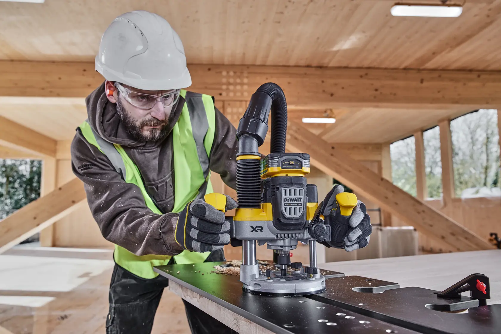 18V XR szénkefe nélküli ½"-es 70 mm-es felsőmaró - 2 × POWERSTACK 5 Ah