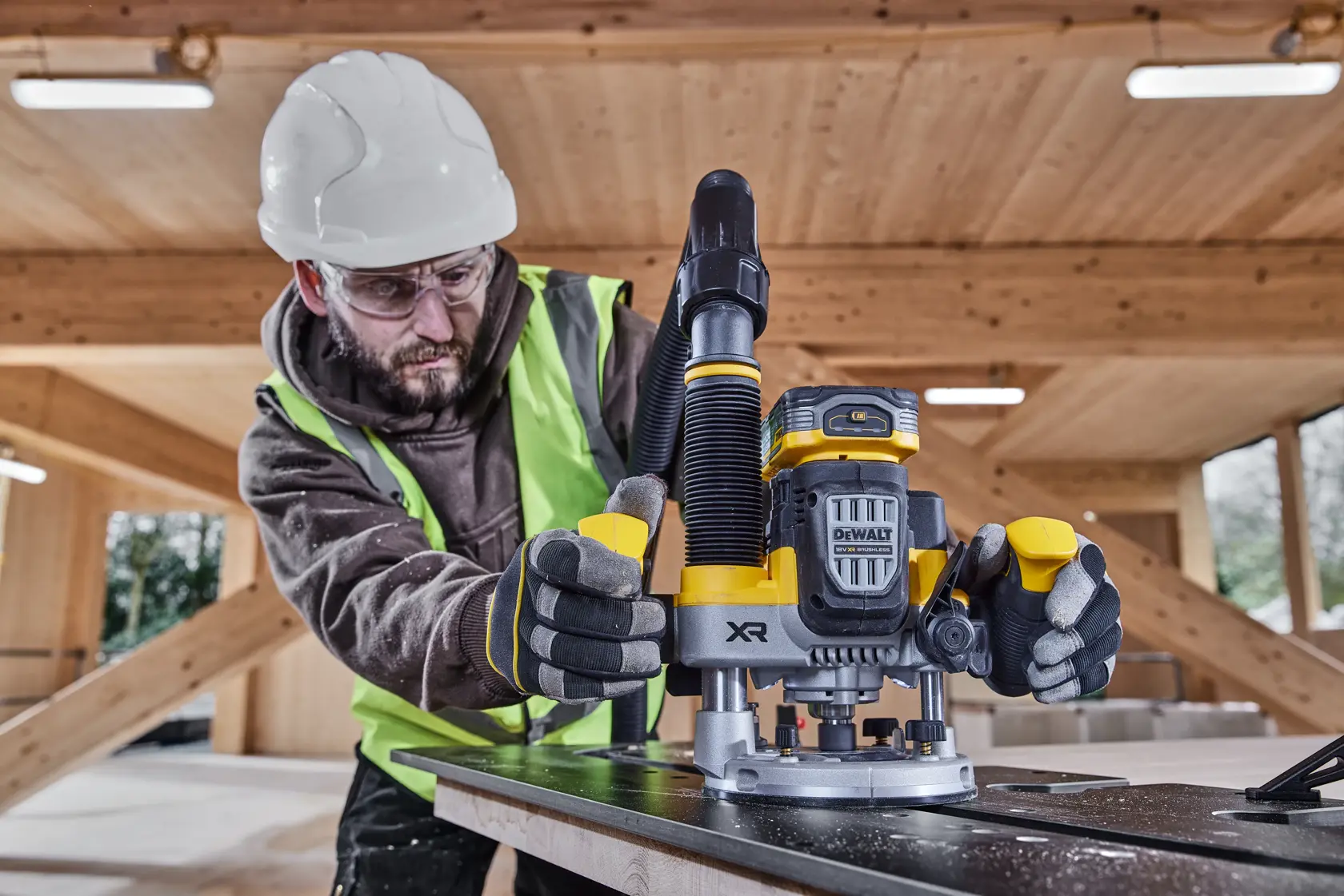 18V XR szénkefe nélküli ½"-es 70 mm-es felsőmaró - 2 × POWERSTACK 5 Ah