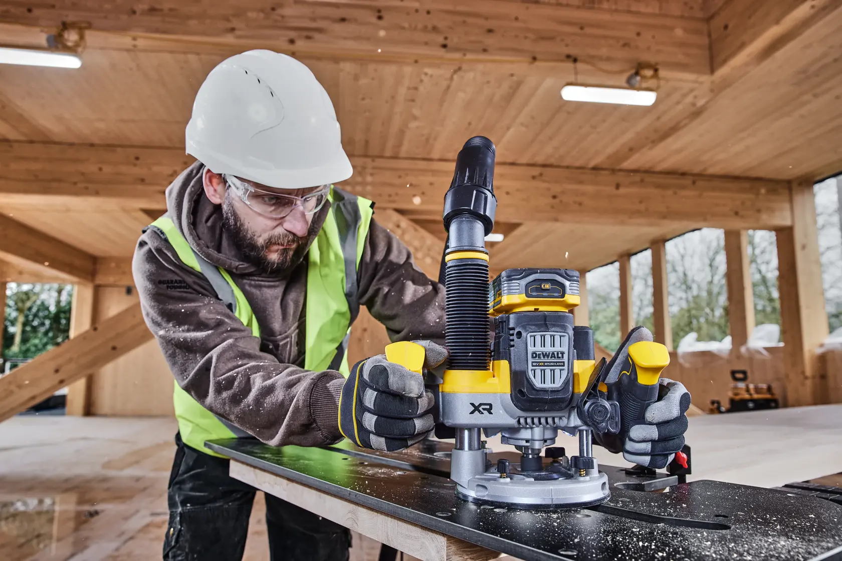 18V XR szénkefe nélküli ½"-es 70 mm-es felsőmaró - 2 × POWERSTACK 5 Ah