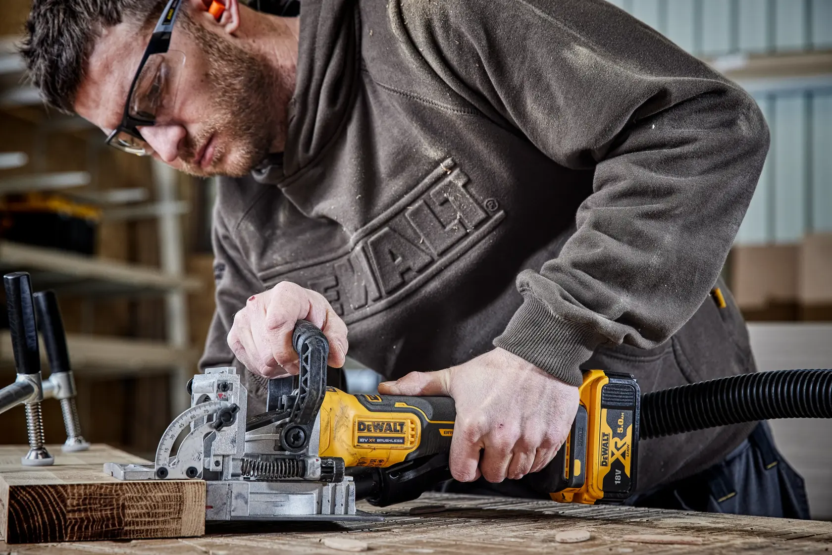 DEWALT® 18 V-os XR® szénkefe nélküli lapostipli maró (csak szerszám)