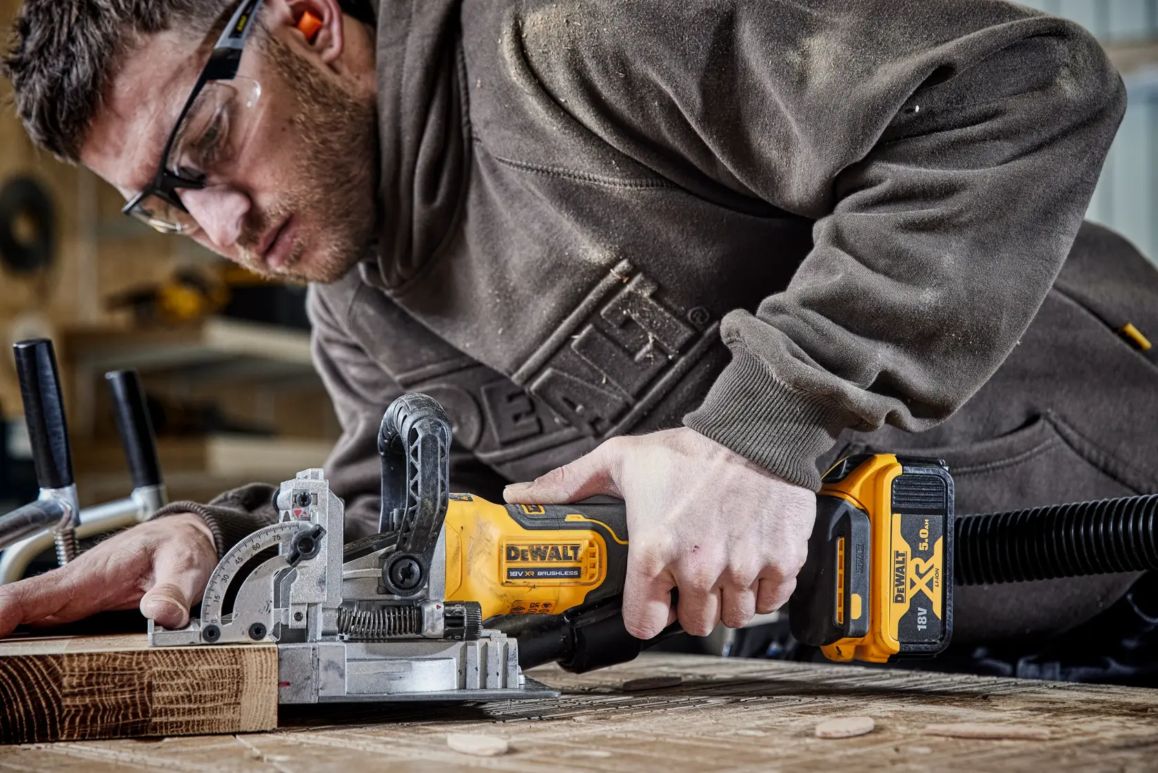DEWALT® 18 V-os XR® szénkefe nélküli lapostipli maró (csak szerszám)