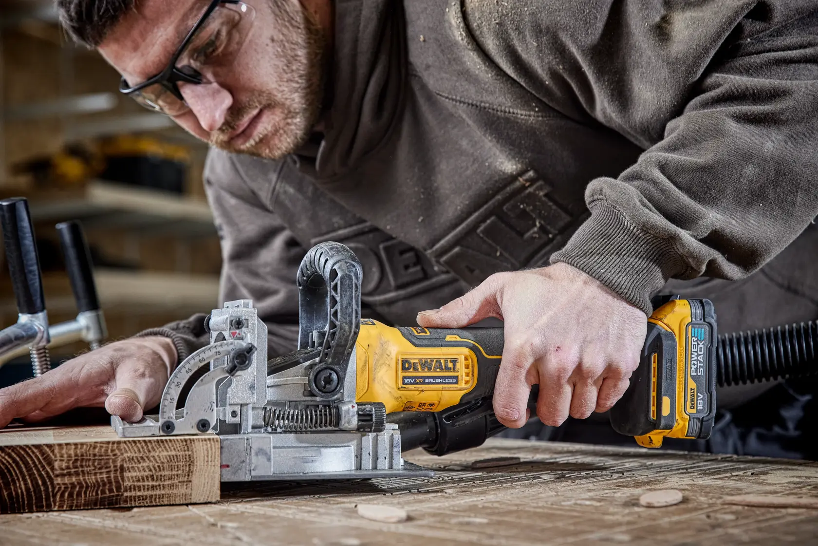 DEWALT® 18 V-os XR® szénkefe nélküli lapostipli maró (csak szerszám)