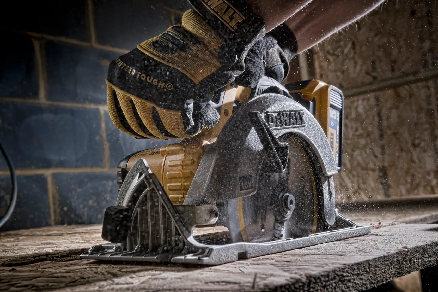 DEWALT 165 mm × 20 mm 24 T körfűrészlap