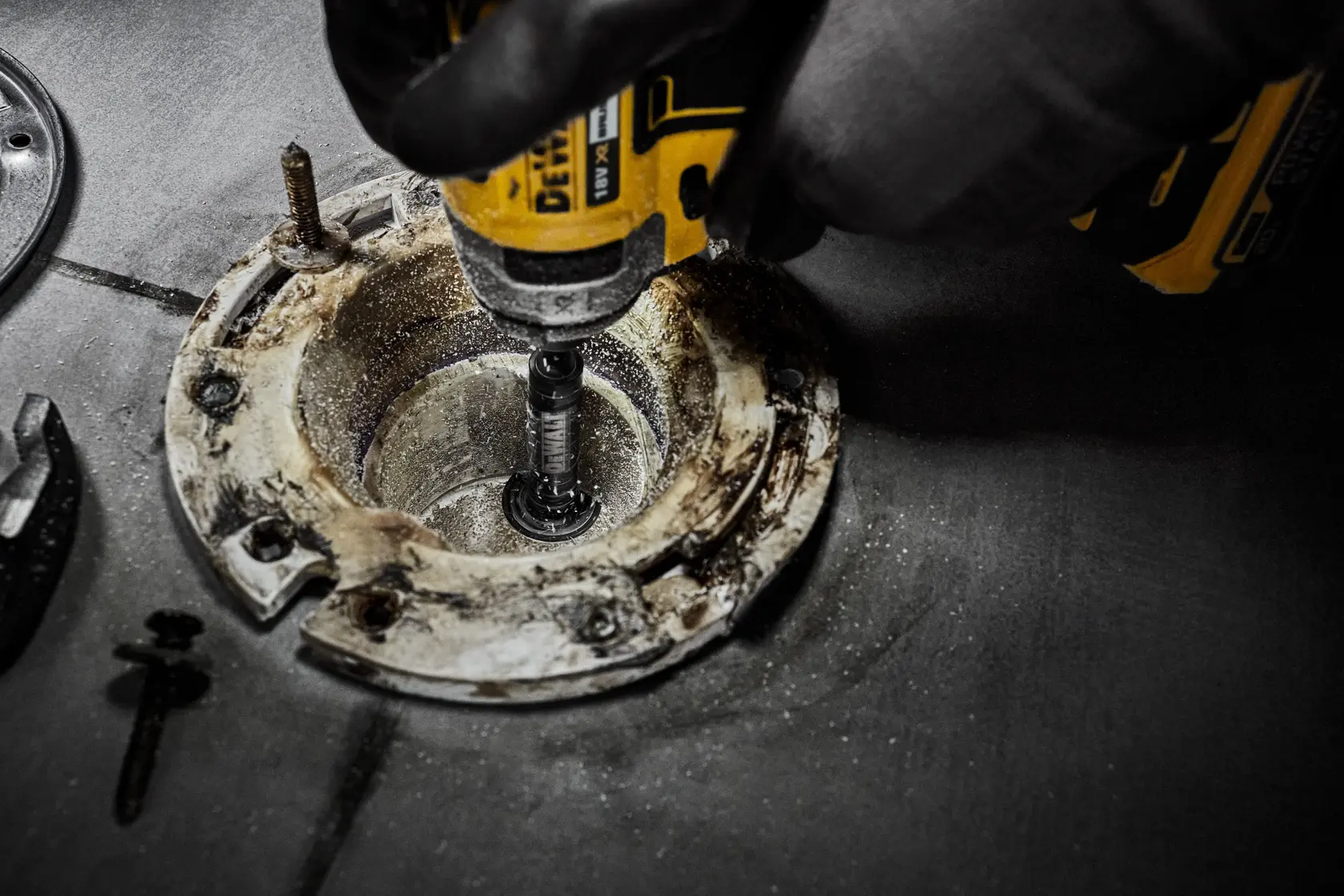 DEWALT gyémántszemcsés belső PVC csővágó