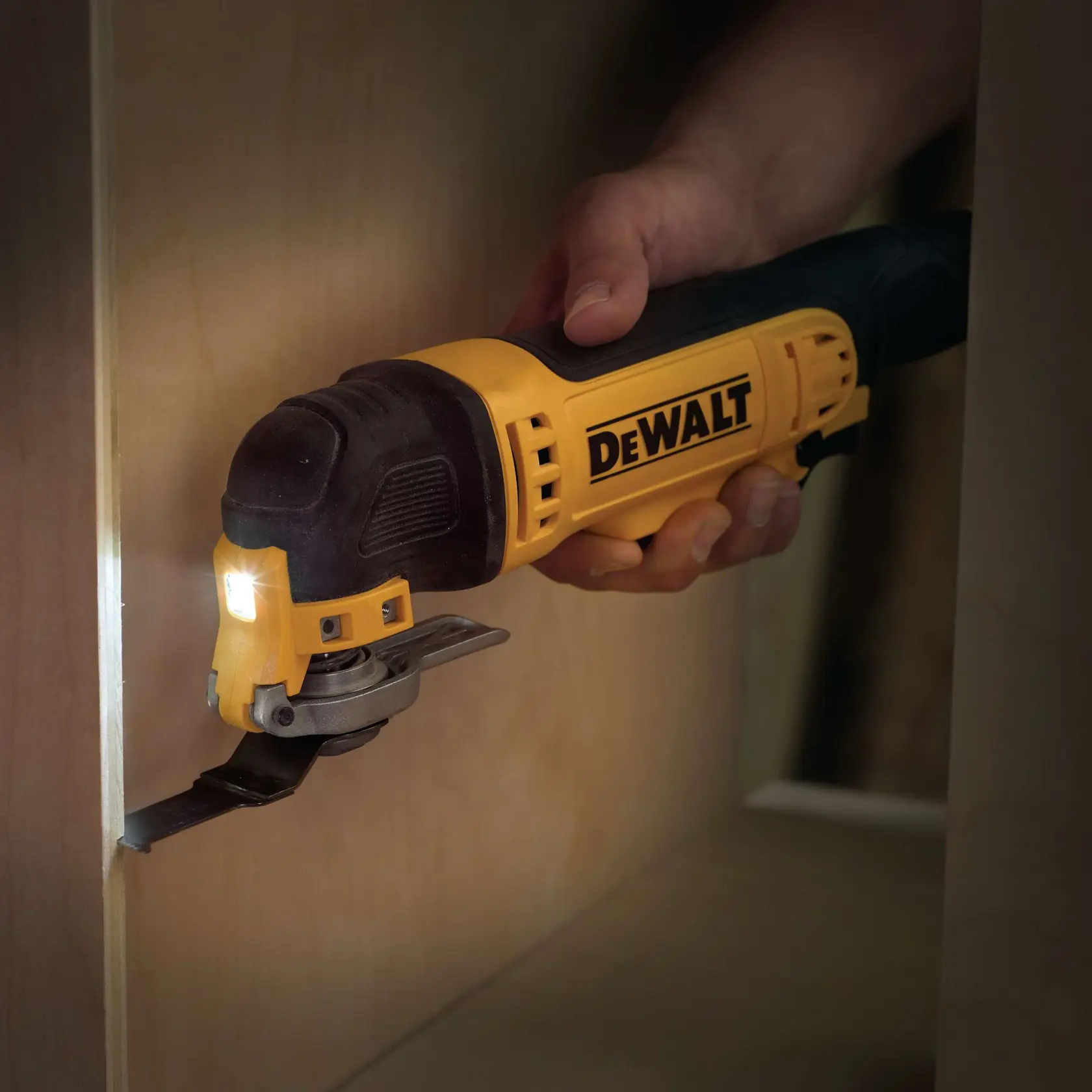 DEWALT Multitool zum präzisen Schneiden von Holz, von Hand gehalten. Mit LED-Licht.