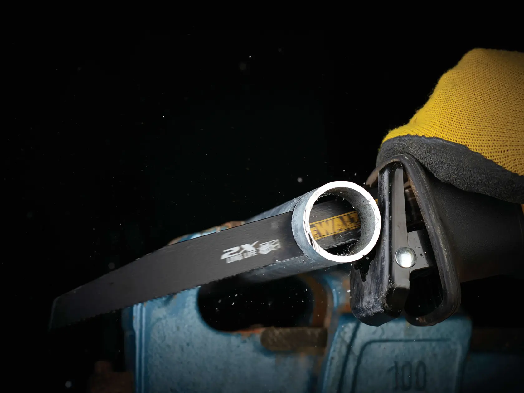 Grafik mit DEWALT XTREME Sub-Compact Series Branding und dem Slogan 'Kompakt und leistungsstark' auf gelbem Hintergrund.