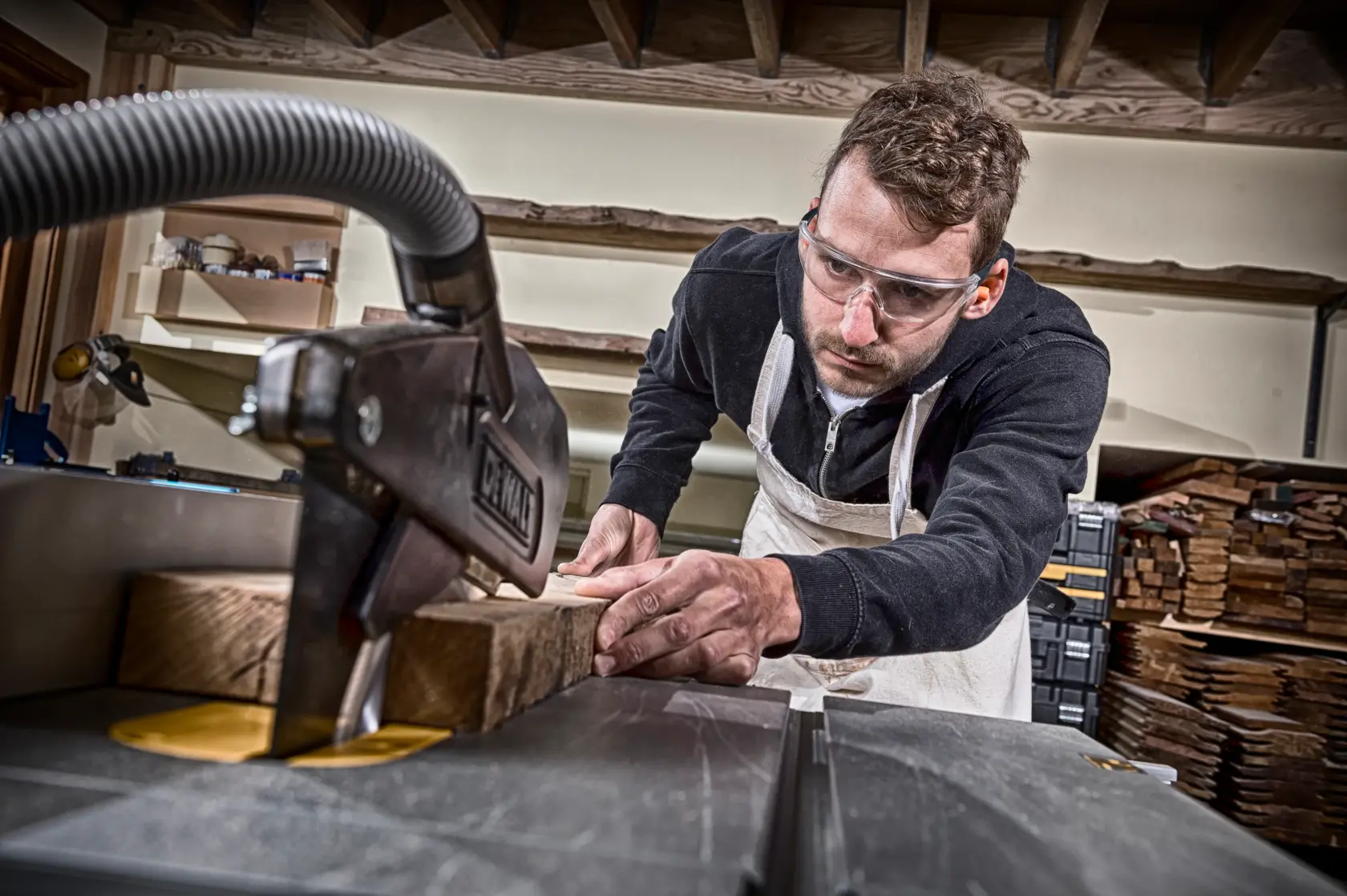 Graphique montrant la marque DEWALT XTREME Sub-Compact Series avec le slogan 'Compact et performance garantie' sur un fond jaune.
