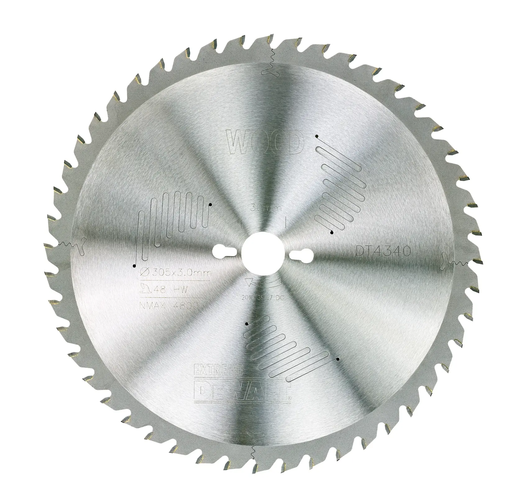 Ein DEWALT DT4340 Kreissägeblatt für Holzarbeiten, das eine Metallscheibe mit scharfen Zähnen am Rand und eingravierten Spezifikationen auf der Oberfläche zeigt.