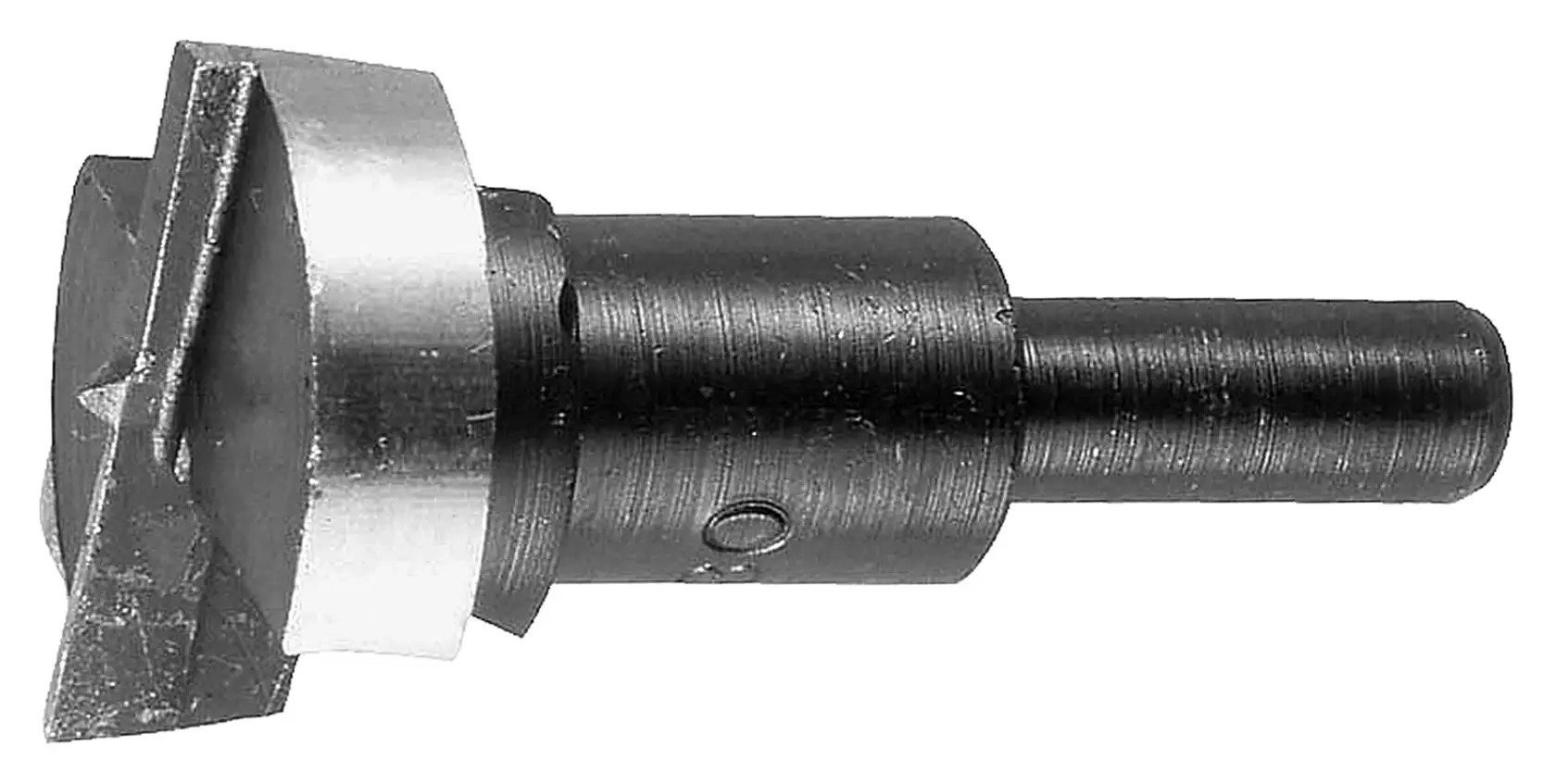 Broca de fondo plano DEWALT DT4543 para madera mostrada en primer plano sobre fondo blanco.