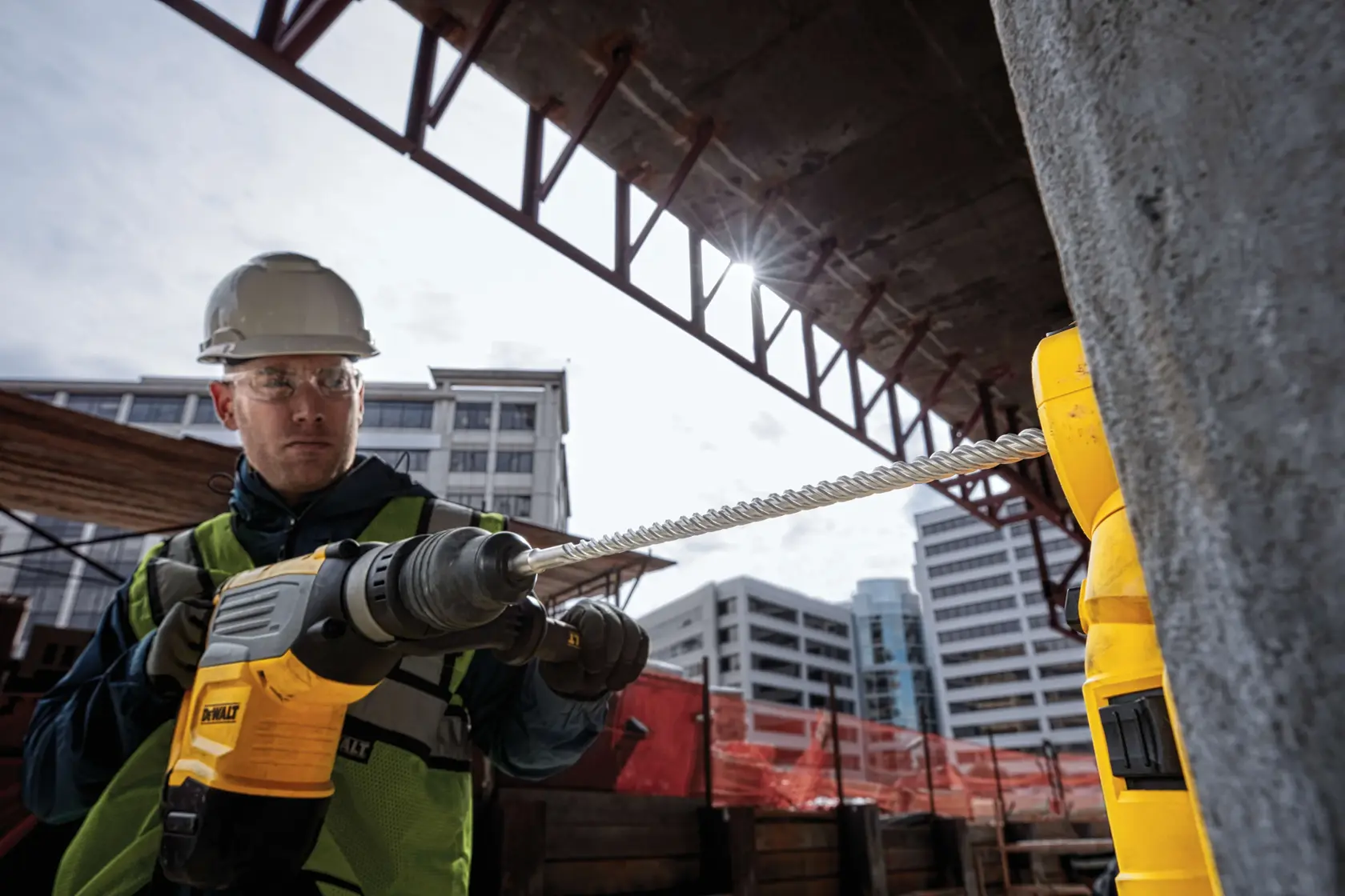 Langer spiralförmiger DEWALT-Bohrer mit SDS-Schaft zum Bohren in Beton oder Mauerwerk.