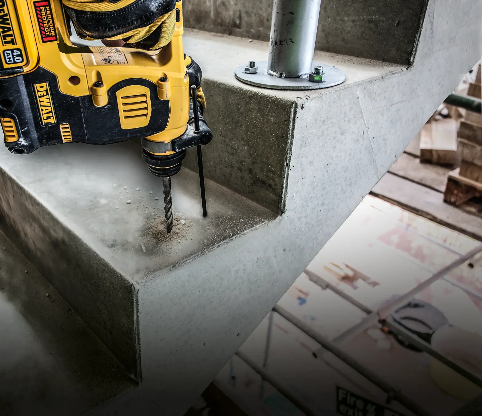 Taladro DEWALT perforando escalera de concreto en obra, vista cercana del proceso.