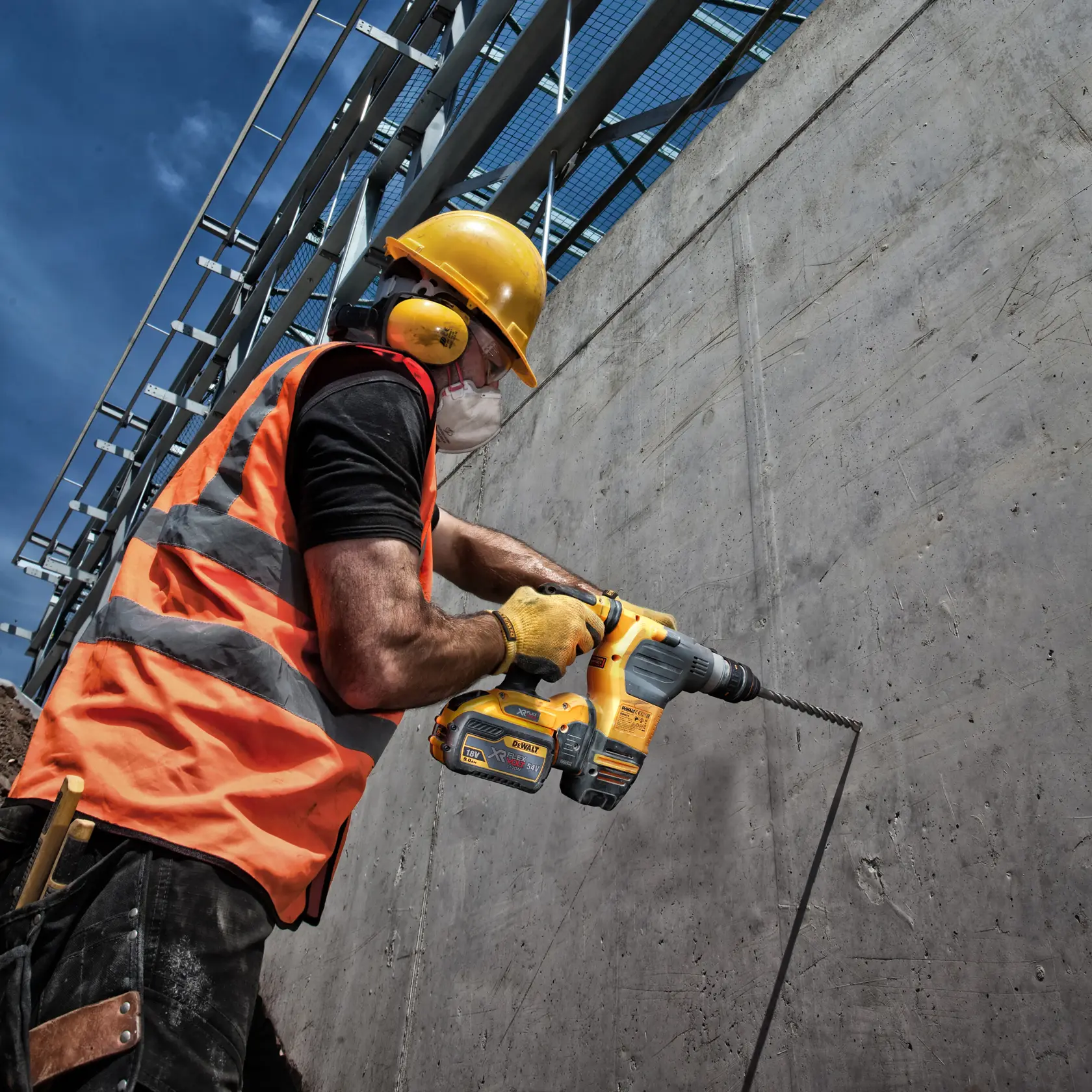 Trabajador usa DEWALT DT9580, DT9580-QZ en pared de hormigón. Producto de fotografía.