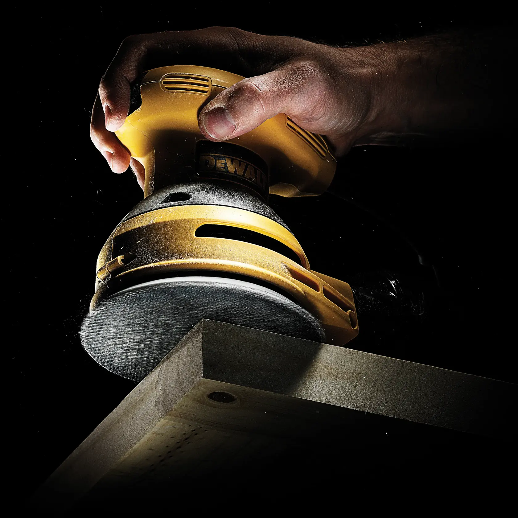 Graphique montrant la marque DEWALT XTREME Sub-Compact Series avec le slogan 'Compact et performance garantie' sur un fond jaune.