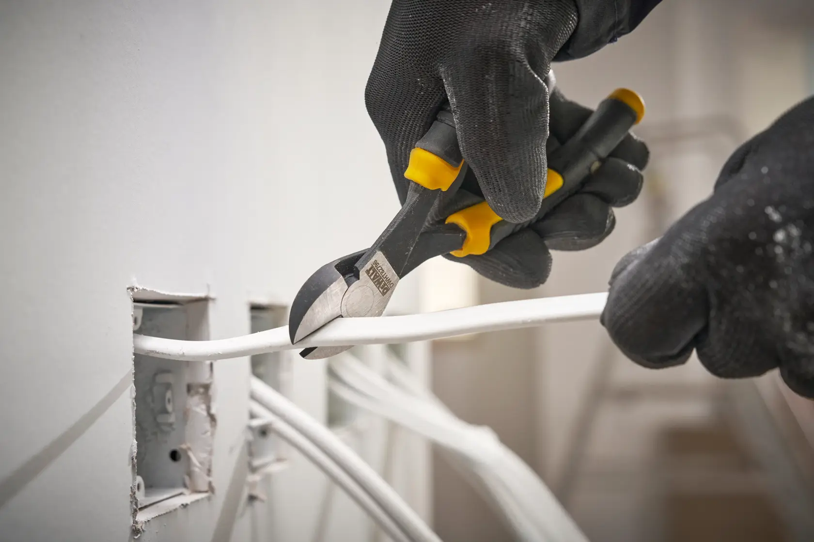 DEWALT® 160mm LH Átlós fogó