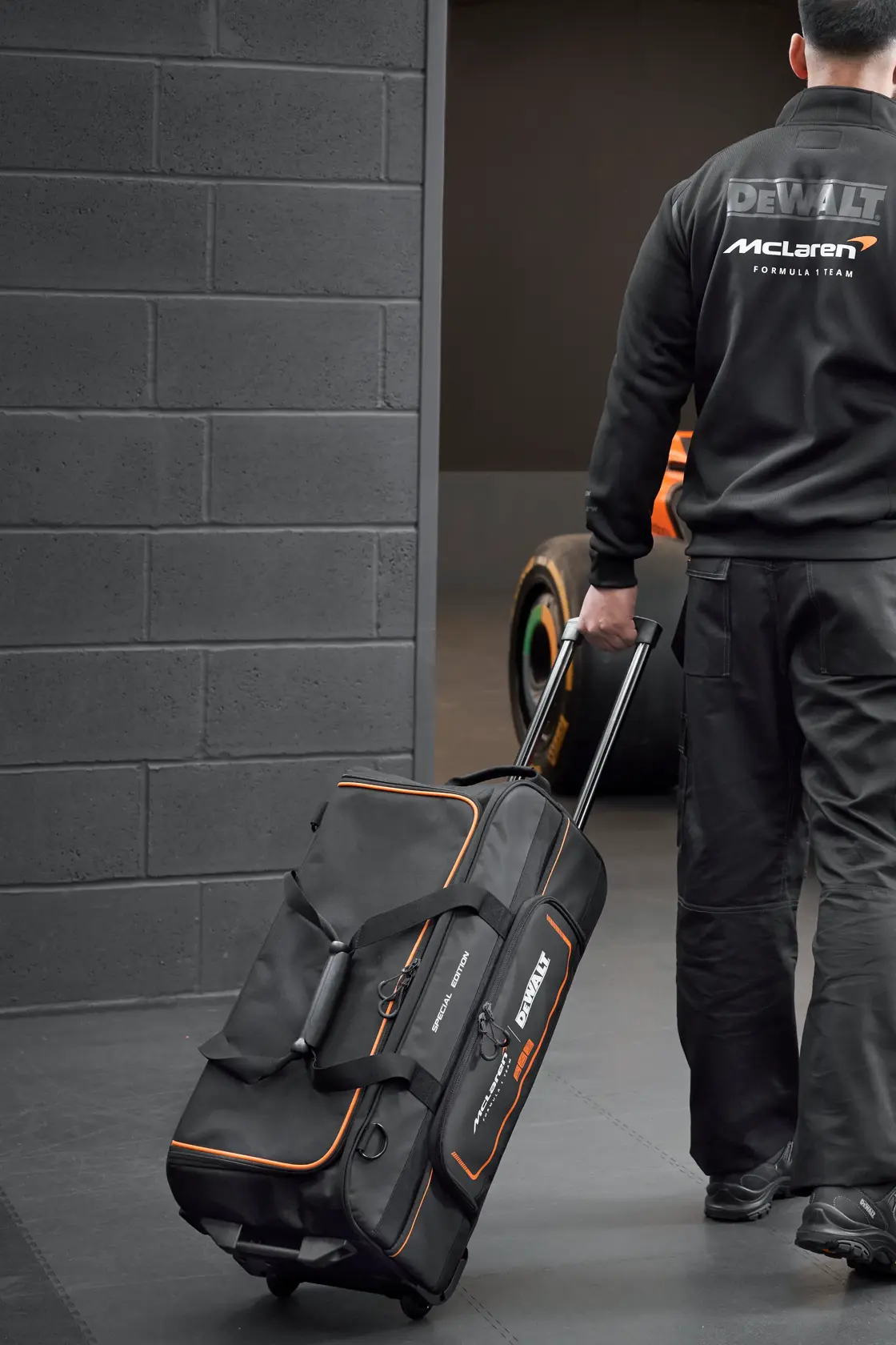 McLaren 28 hüvelykes utazótáska